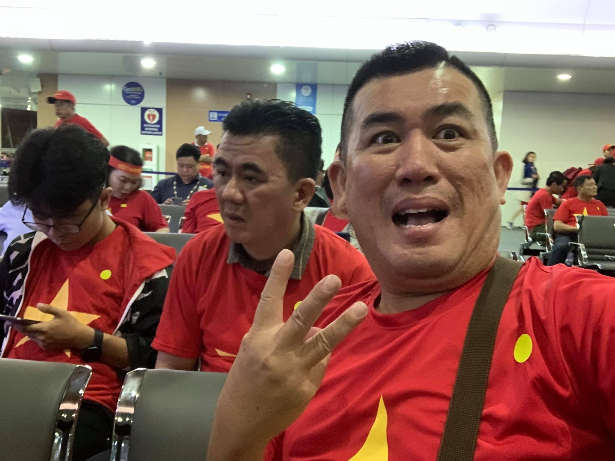 Nghe si ke canh ngu va vat o san bay anh 3