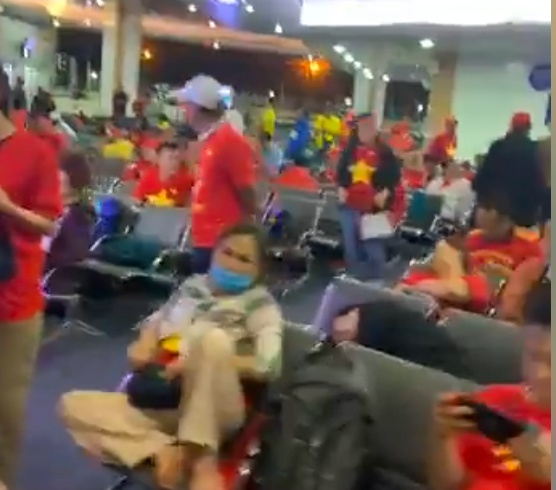 Nghe si ke canh ngu va vat o san bay anh 1