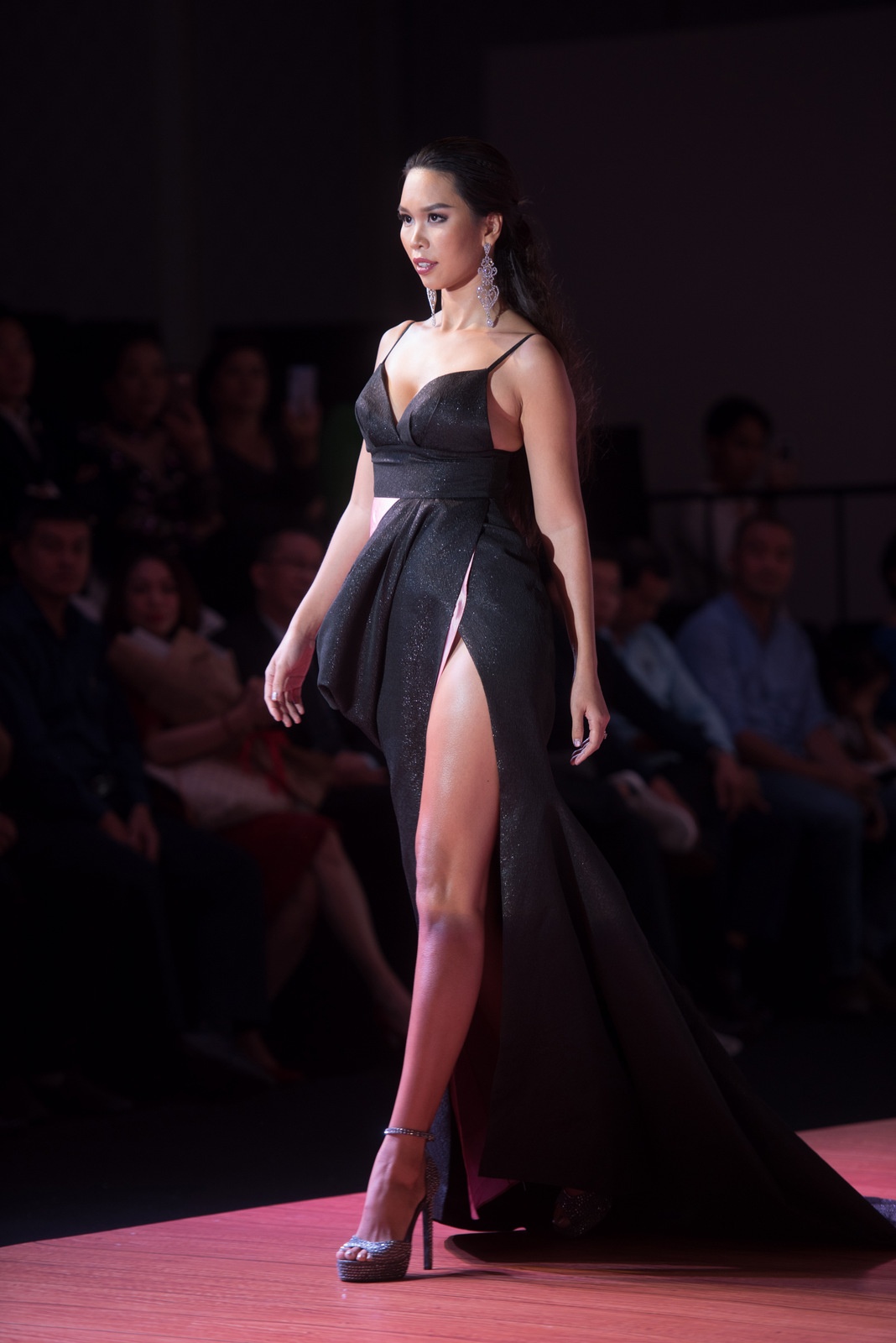 Ha Anh ho henh tren san khau anh 2