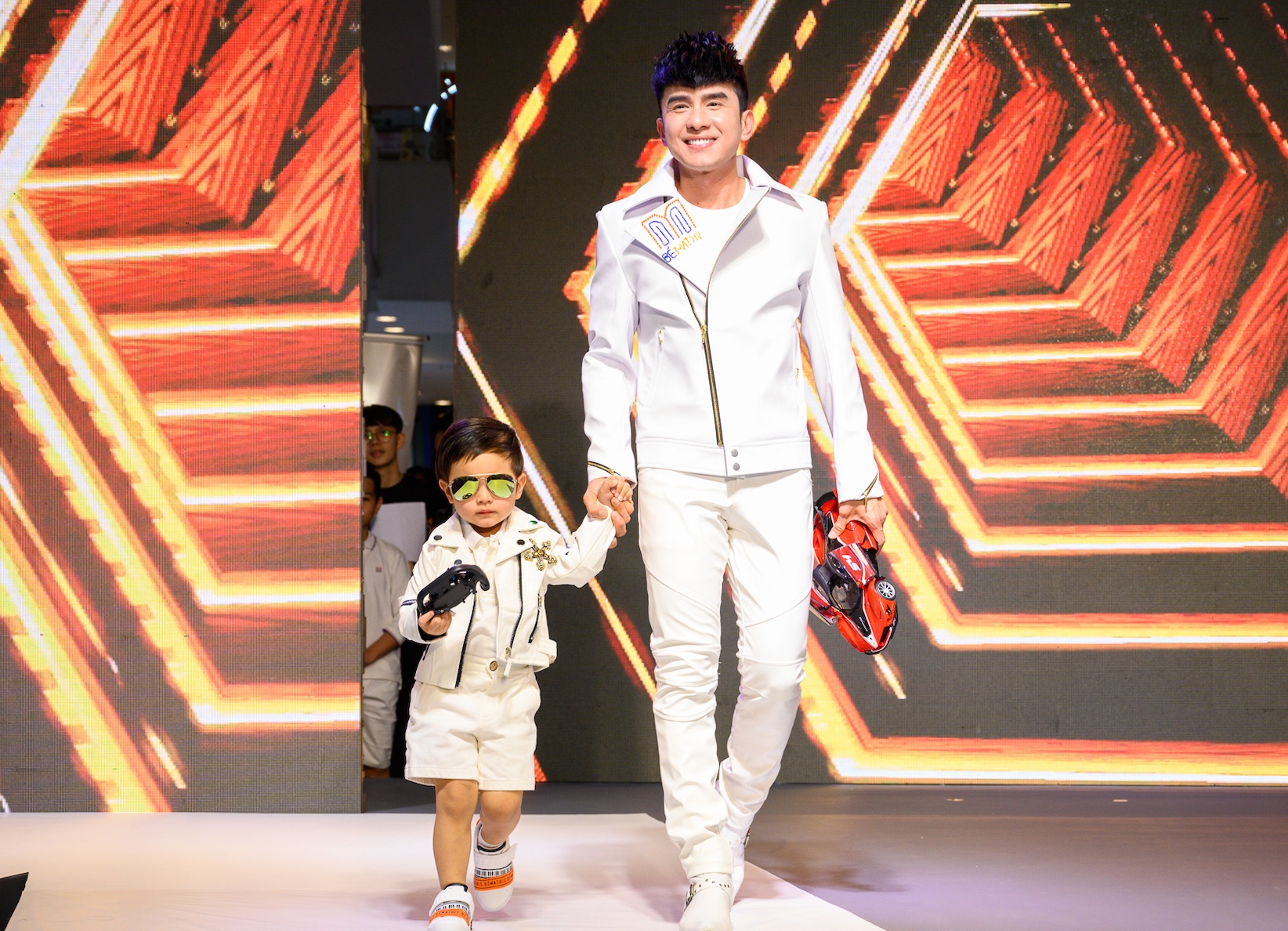 Dan Truong va con trai catwalk anh 6