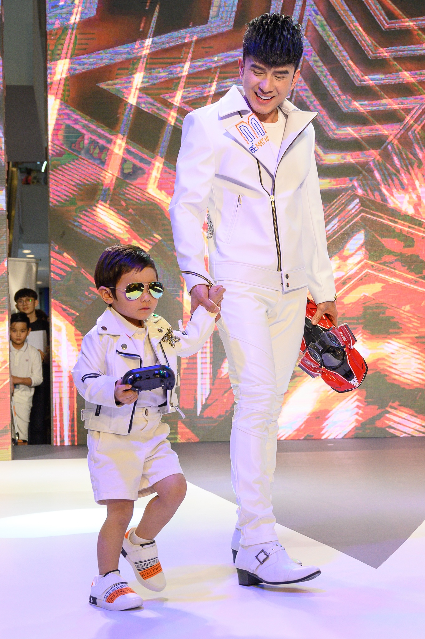 Dan Truong va con trai catwalk anh 7