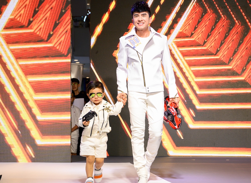 Dan Truong lan dau dua con trai ve Viet Nam dien catwalk hinh anh
