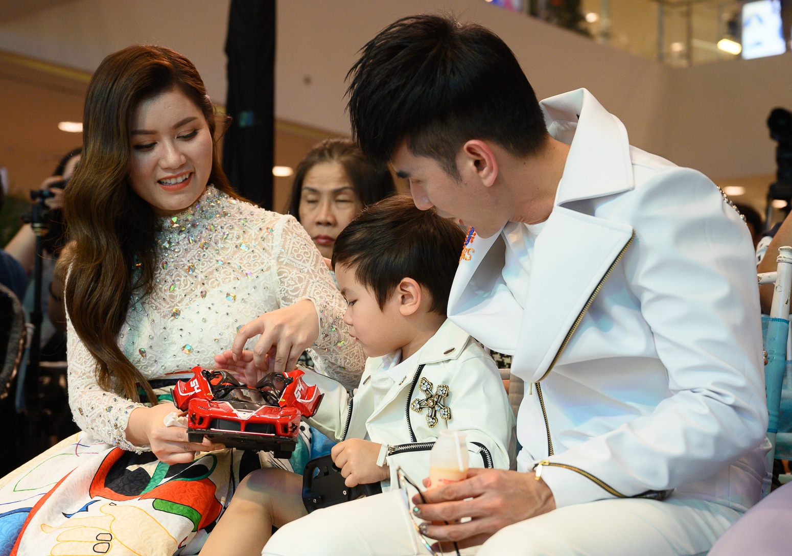 Dan Truong va con trai catwalk anh 2