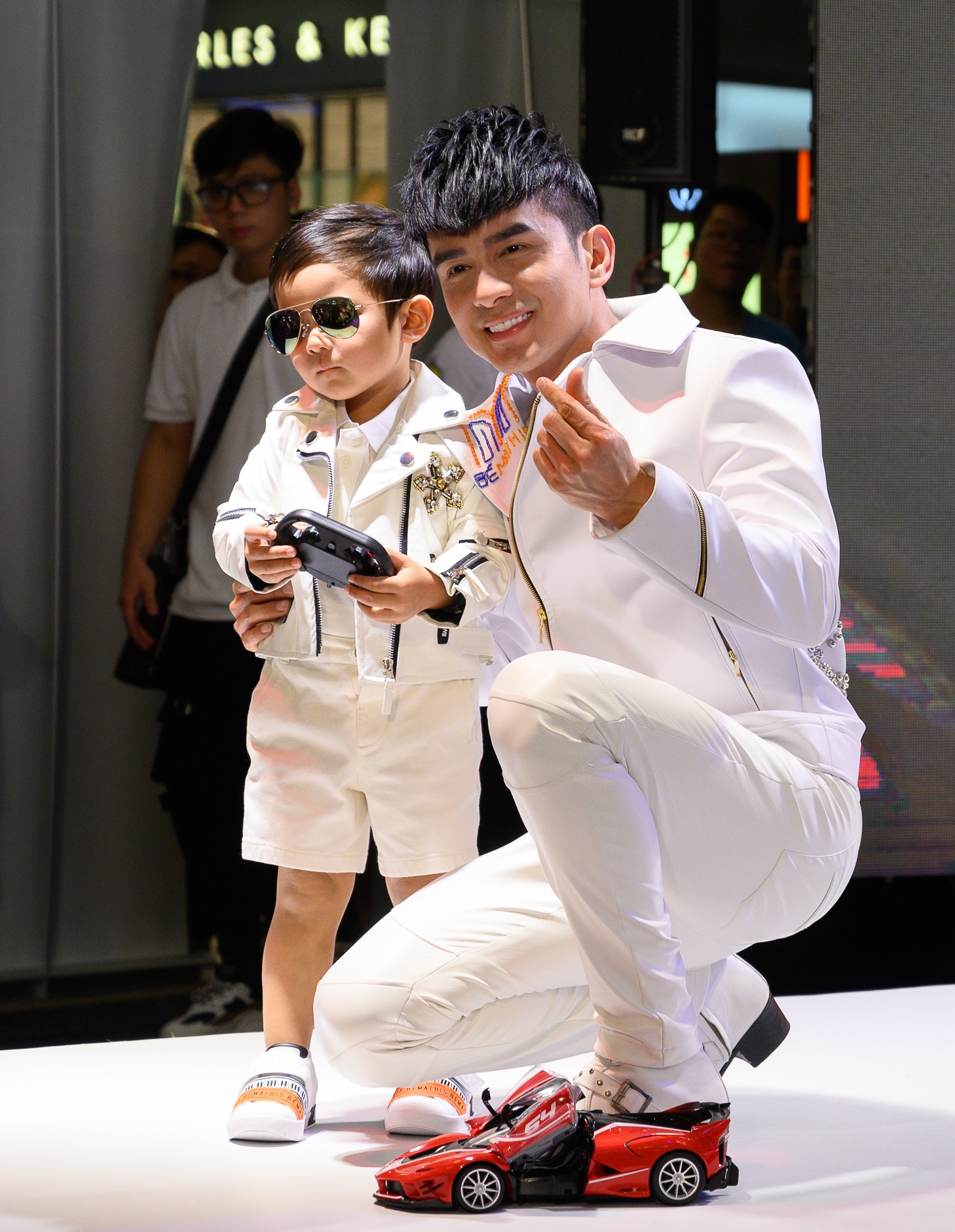 Dan Truong va con trai catwalk anh 8