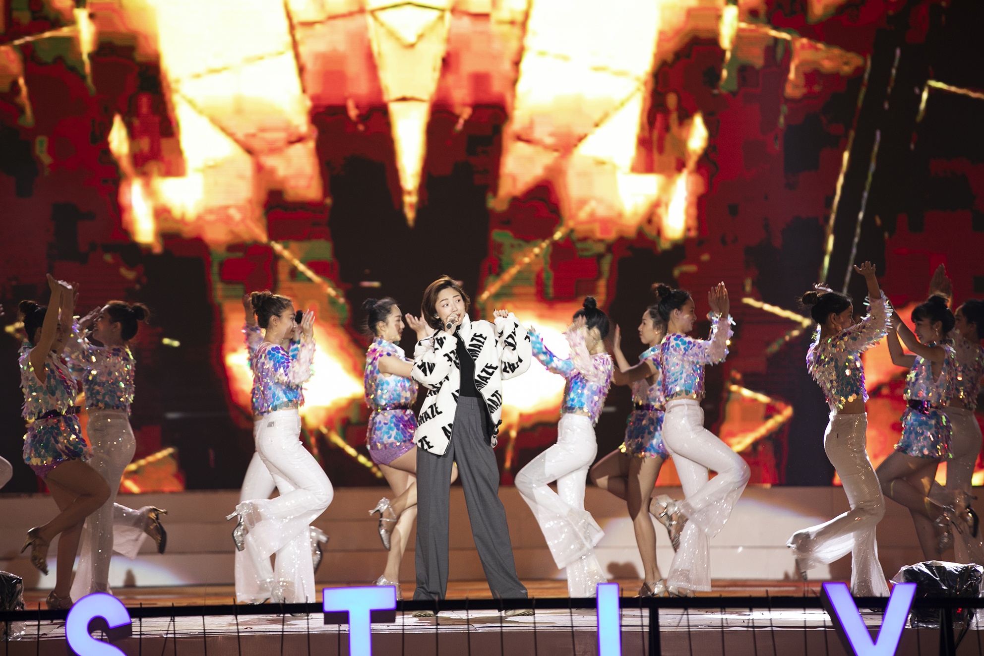 Luong Thuy Linh de mat moc anh 12