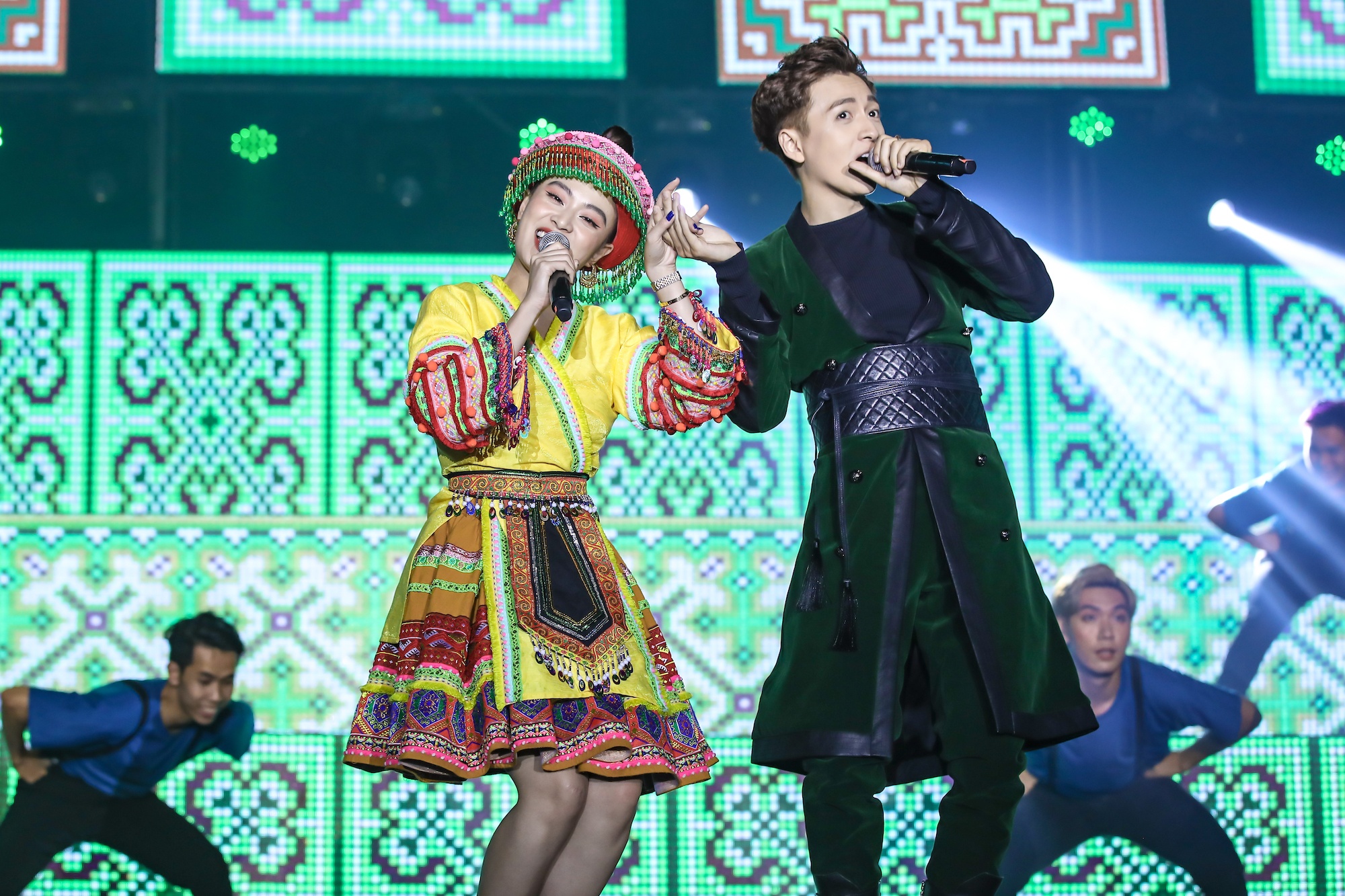 Lan Ngoc nhay sexy trong live show Ngo Kien Huy anh 11