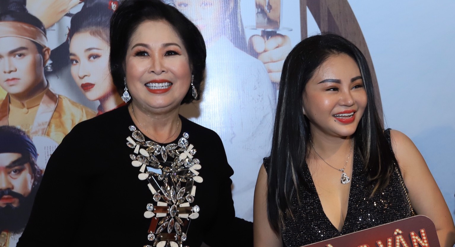 NSUT Huu Chau, Le Giang mung NSND Hong Van mo san khau moi hinh anh