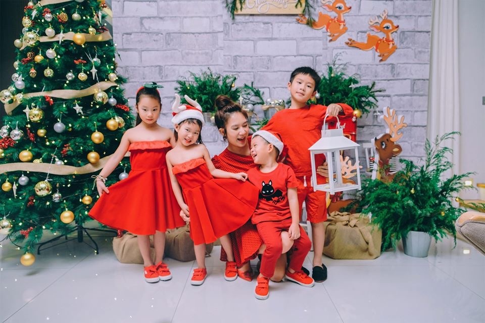 gia dinh Ly Hai don Noel anh 2
