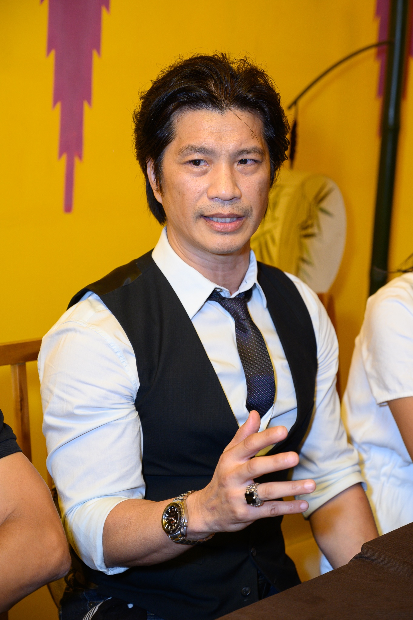 Dustin Nguyen bi cat vai anh 4