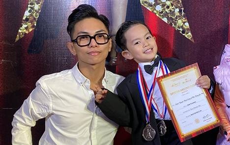 Con trai 4 tuoi cua Khanh Thi gianh 2 huy chuong dancesport hinh anh