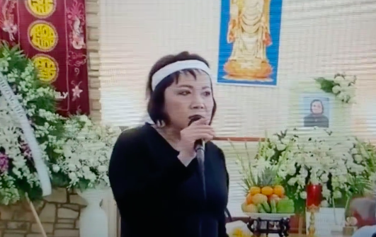 Em gai trach danh ca Elvis Phuong thieu trach nhiem o le tang me hinh anh