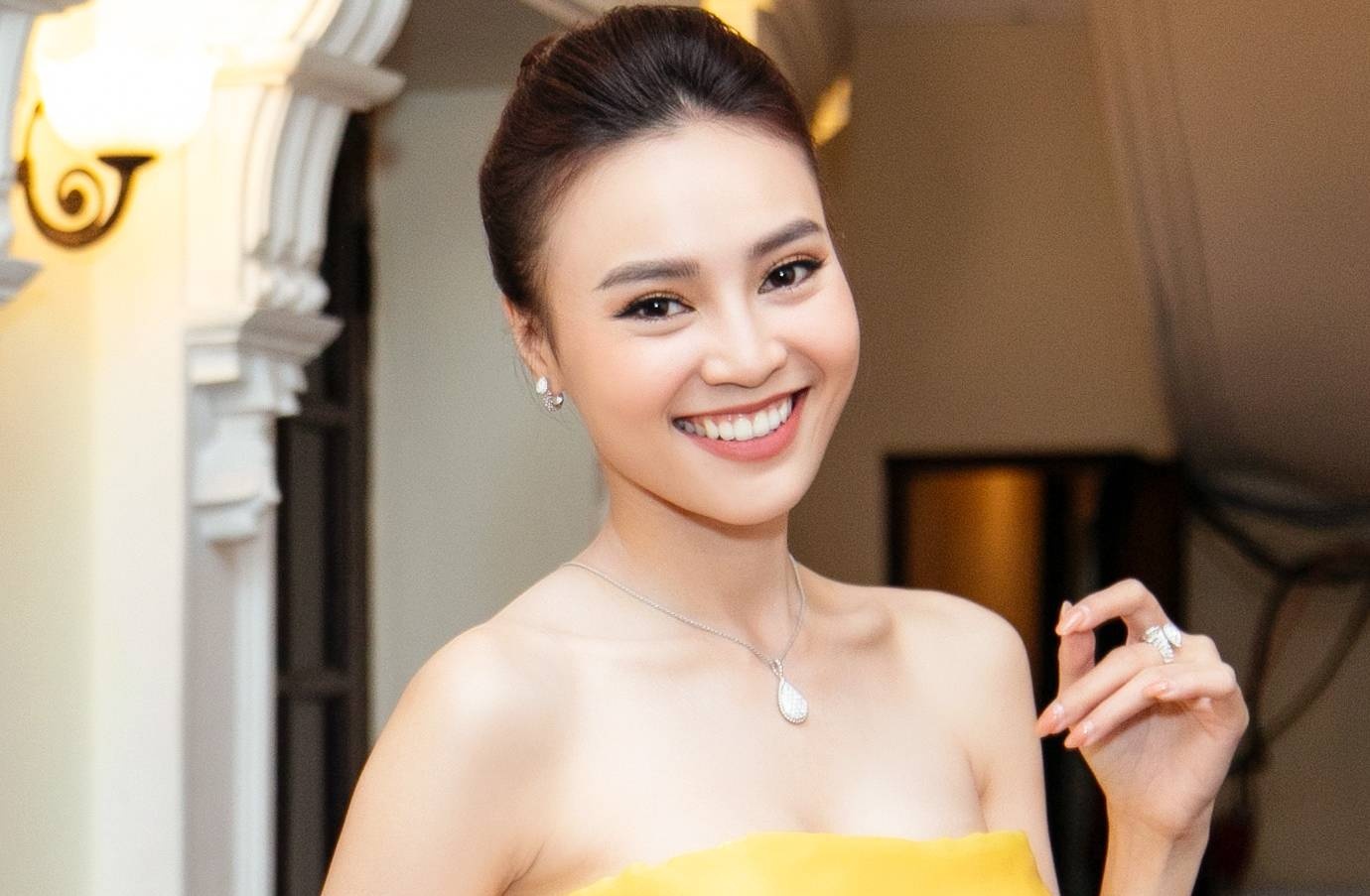 Lan Ngoc noi bat trong dem trao giai hinh anh