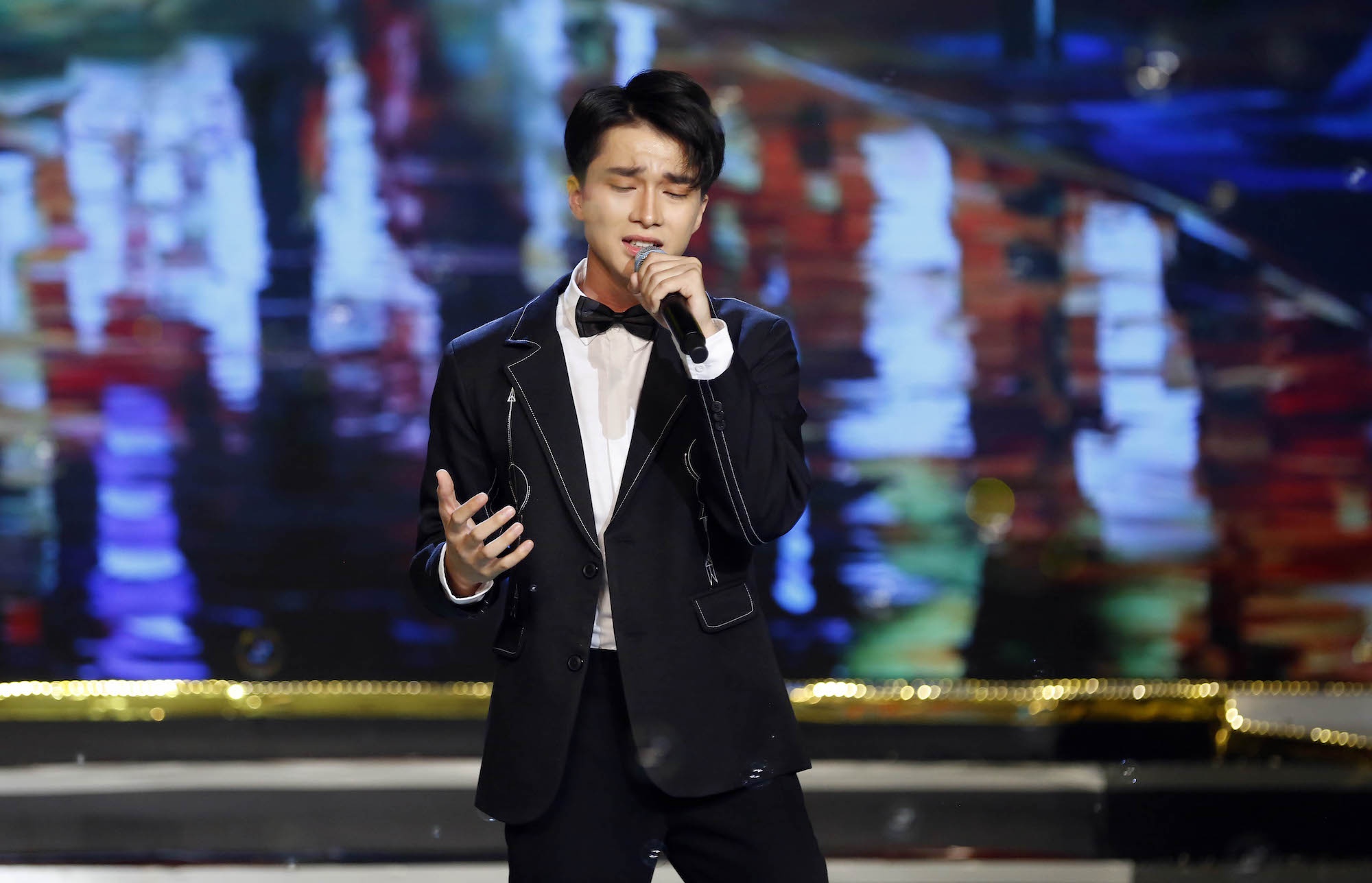 Manh Quynh che con nuoi Hoai Linh anh 1