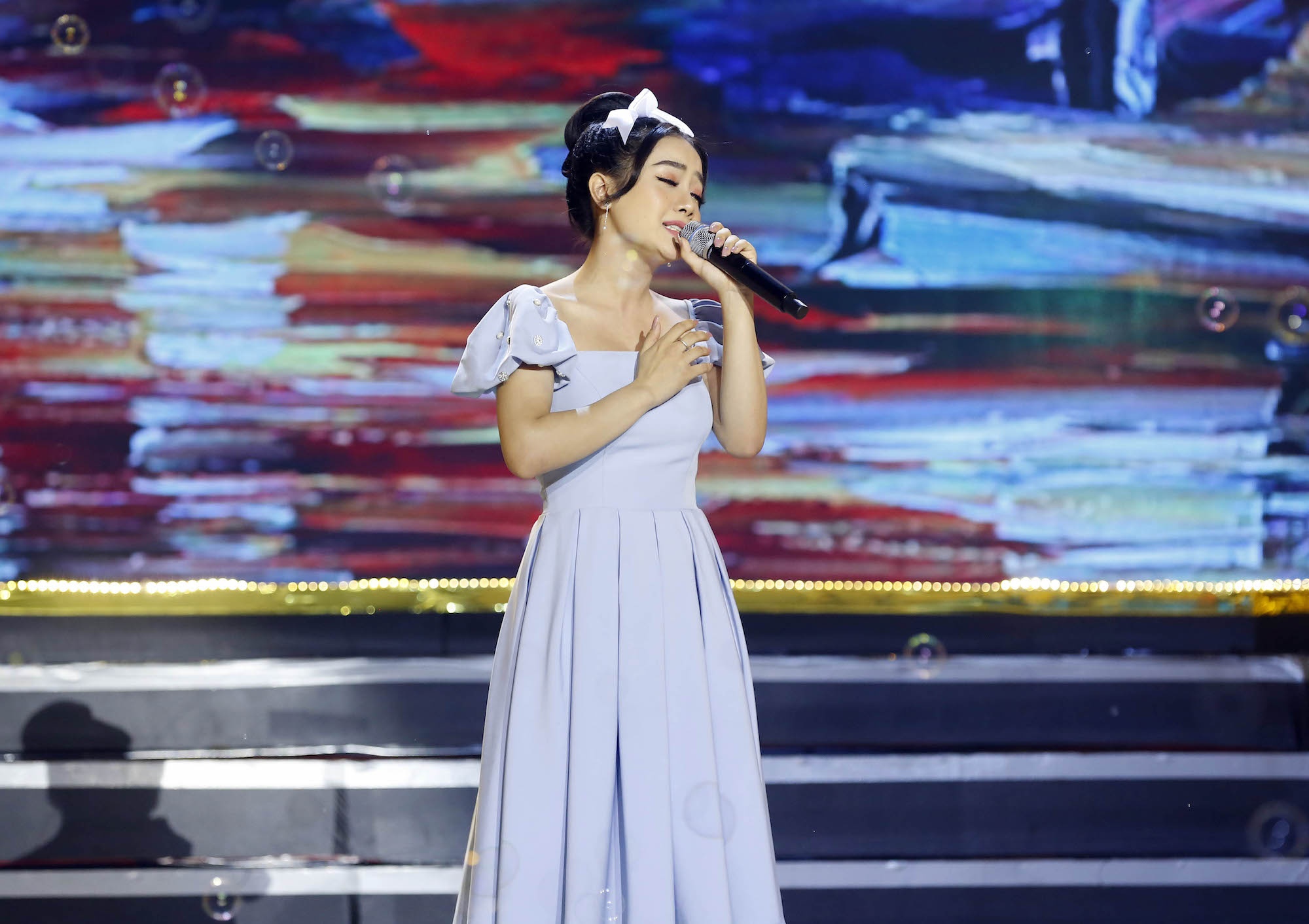 Manh Quynh che con nuoi Hoai Linh anh 2