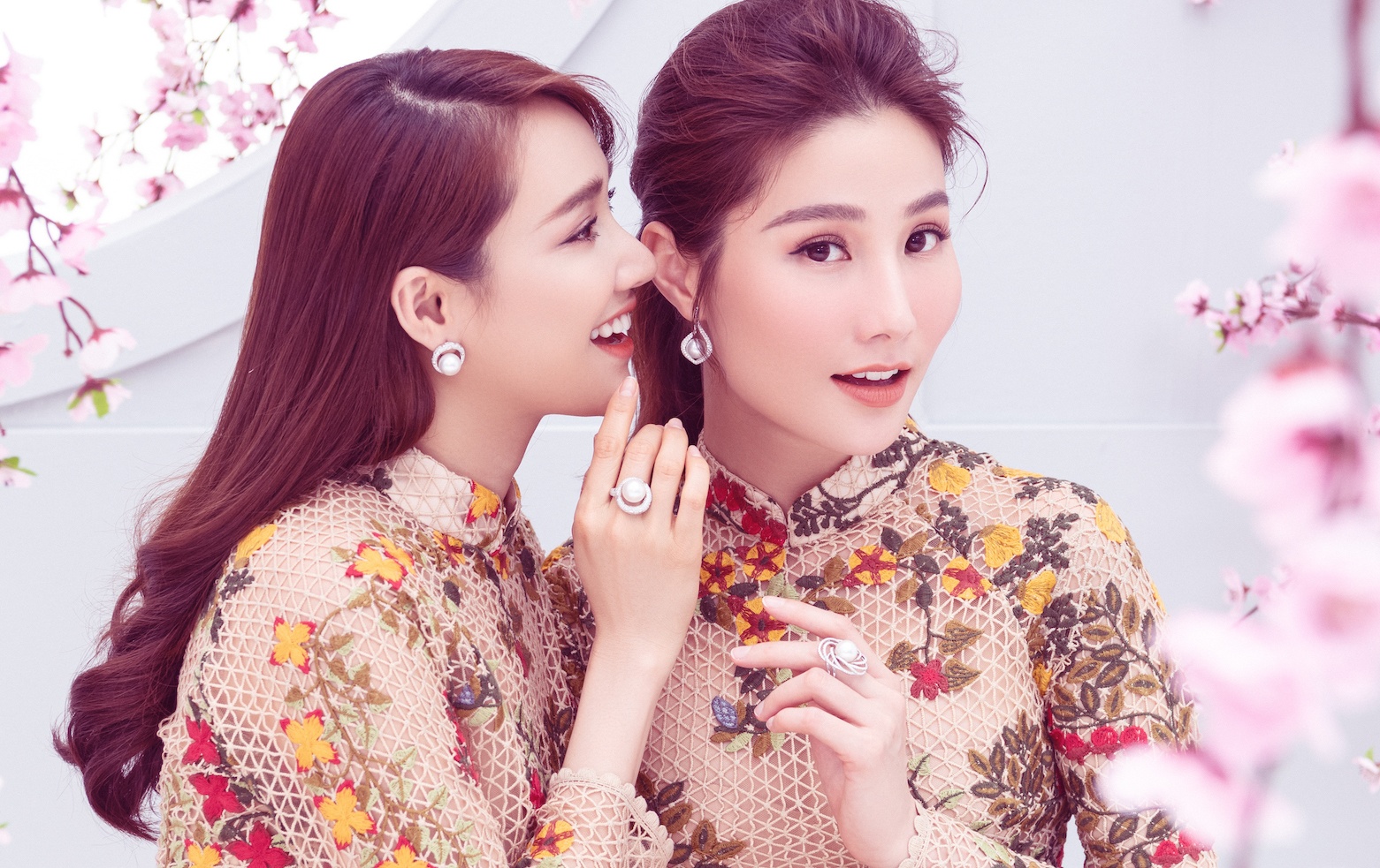 Hai my nhan cung tuoi Nha Phuong, Diem My do nhan sac trong ta ao dai hinh anh