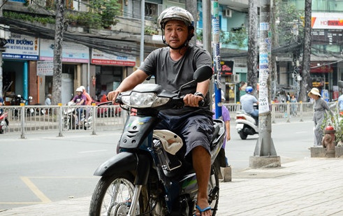 Nghe si Viet tung lai xe, rua chen, ban xoi kiem song hinh anh