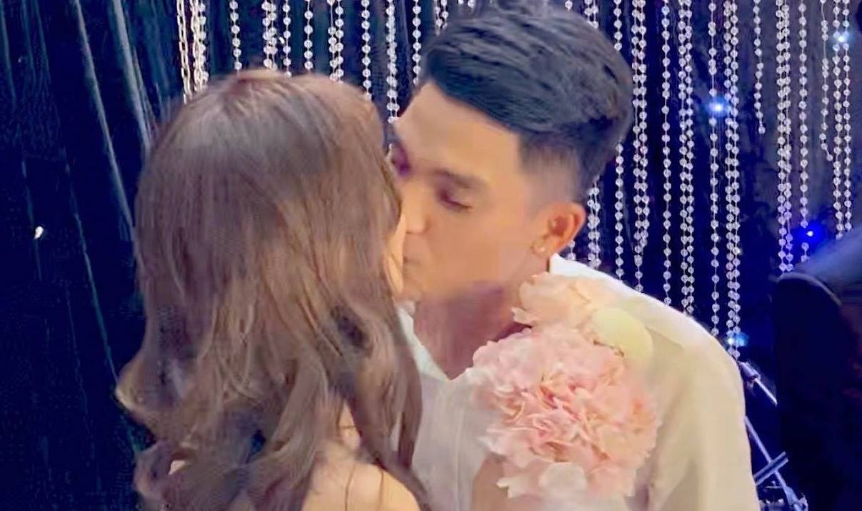 Mac Van Khoa hon ban gai say dam o le cuoi Duy Manh hinh anh