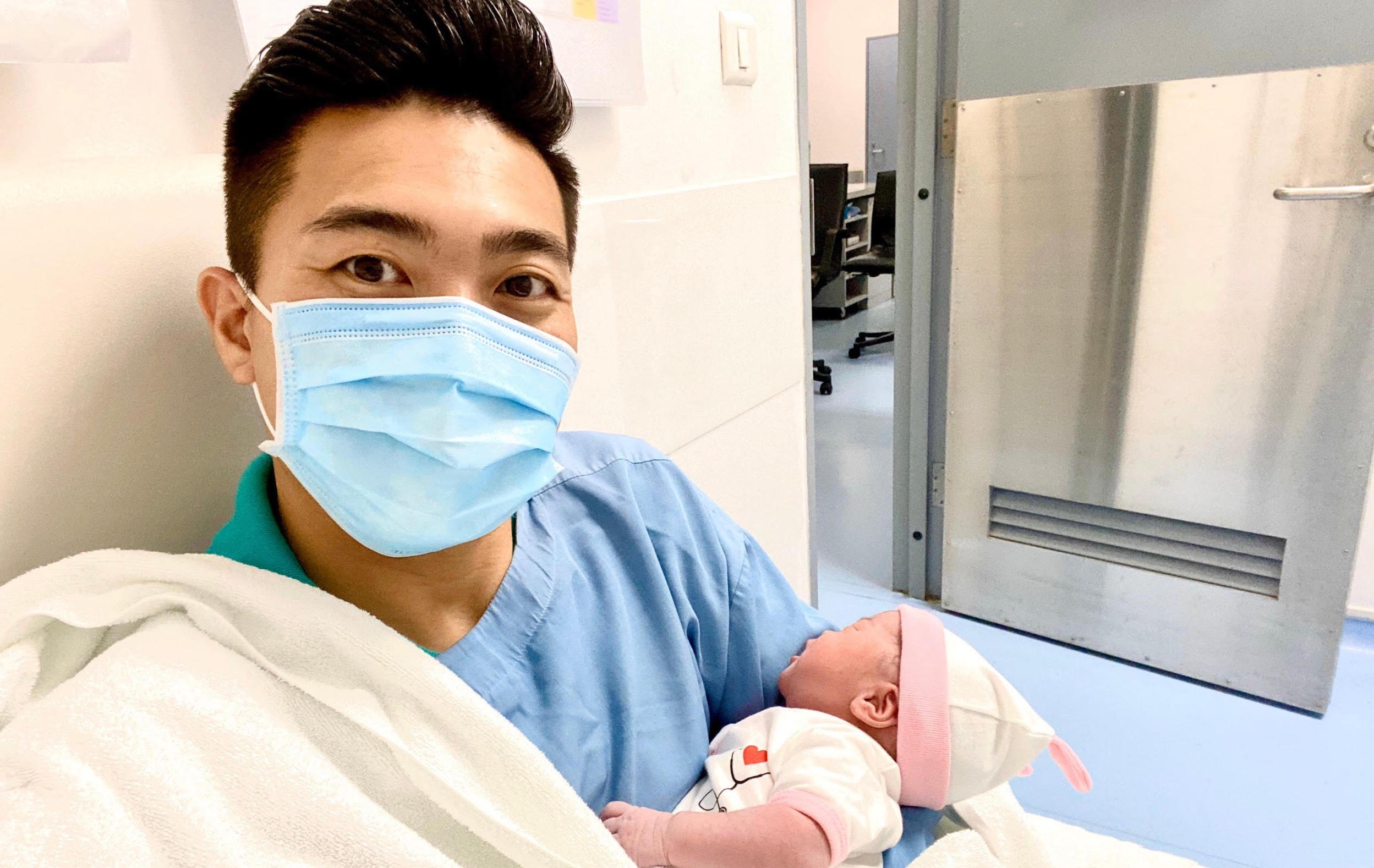 Quoc Co hanh phuc khi vo sinh con gai thu hai hinh anh