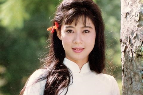 Cuoc song cua Diem Huong ben chong va 4 con hinh anh