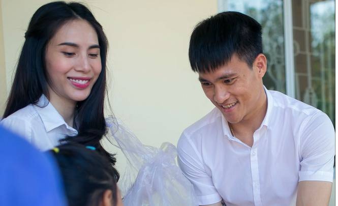 Thuy Tien, Dai Nghia quyen gop cho nguoi dan mien Tay bi han man hinh anh