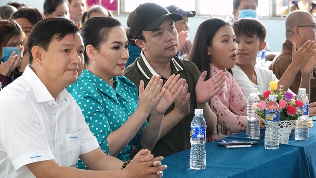 Phi Nhung ho tro nguoi dan mien Tay 200 trieu anh 3