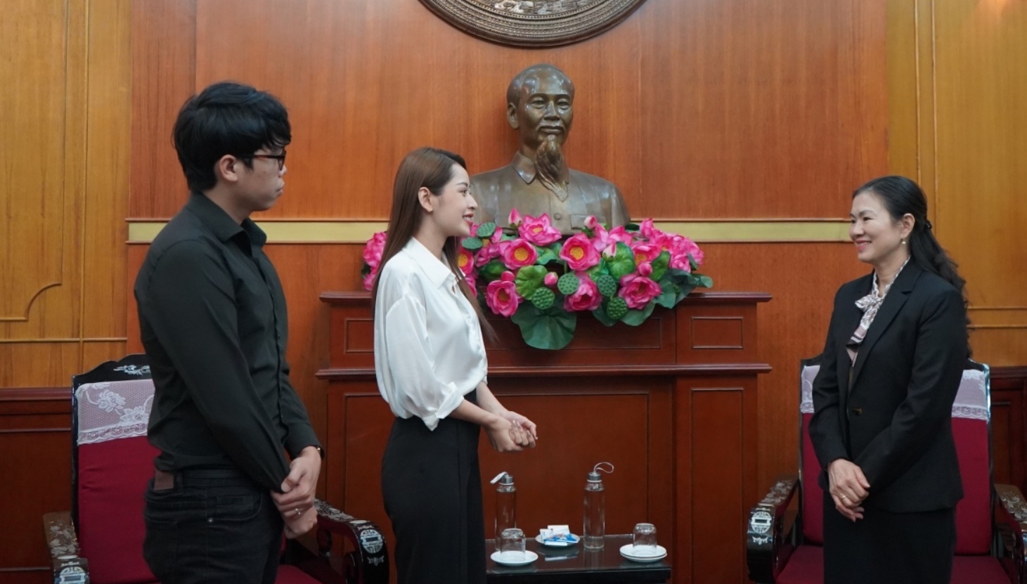 Chi Pu tang 1 ty dong chong dich anh 1