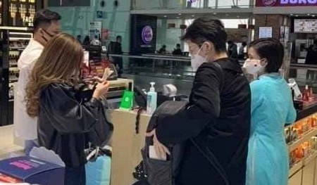 Hoang Thuy Linh va Gil Le deo khau trang khi hen ho hinh anh