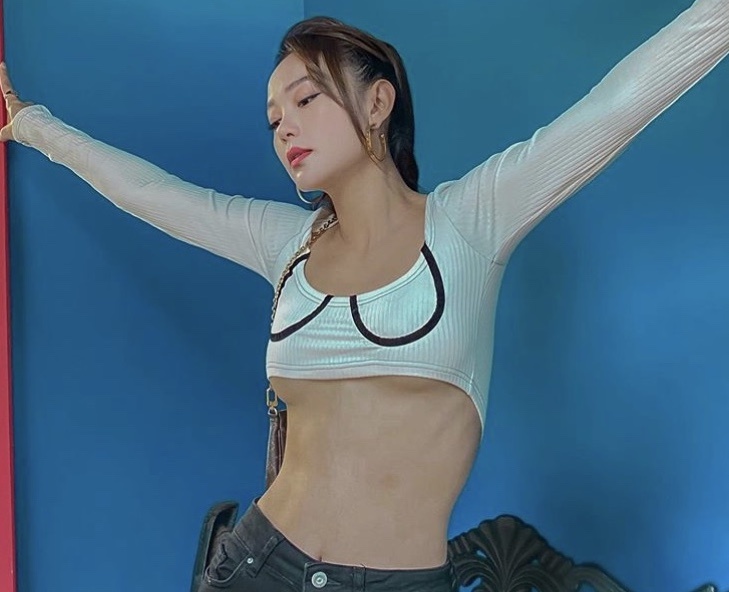 Minh Hang sut can anh 2