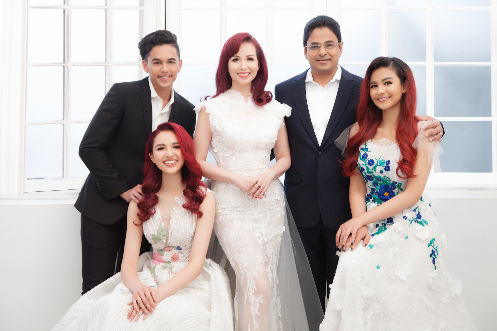 Hoa hau Dieu Hoa khong dua con ve Viet Nam anh 1