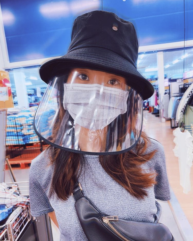 Angela Phuong Trinh mac do bao ho anh 6