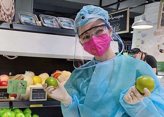 Angela Phuong Trinh trum kin trang phuc bao ho di mua do hinh anh