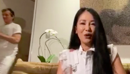 Hong Nhung de lo ban trai ngoai quoc khi dang livestream? hinh anh