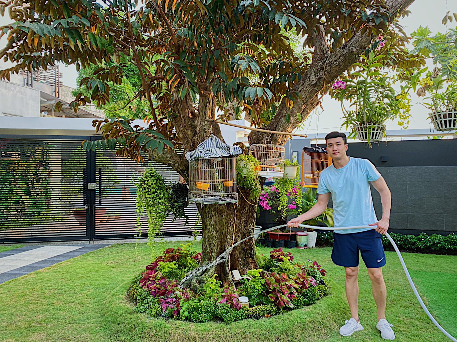 Quoc Truong cham soc vuon cay co thu trong biet thu 700 m2 hinh anh