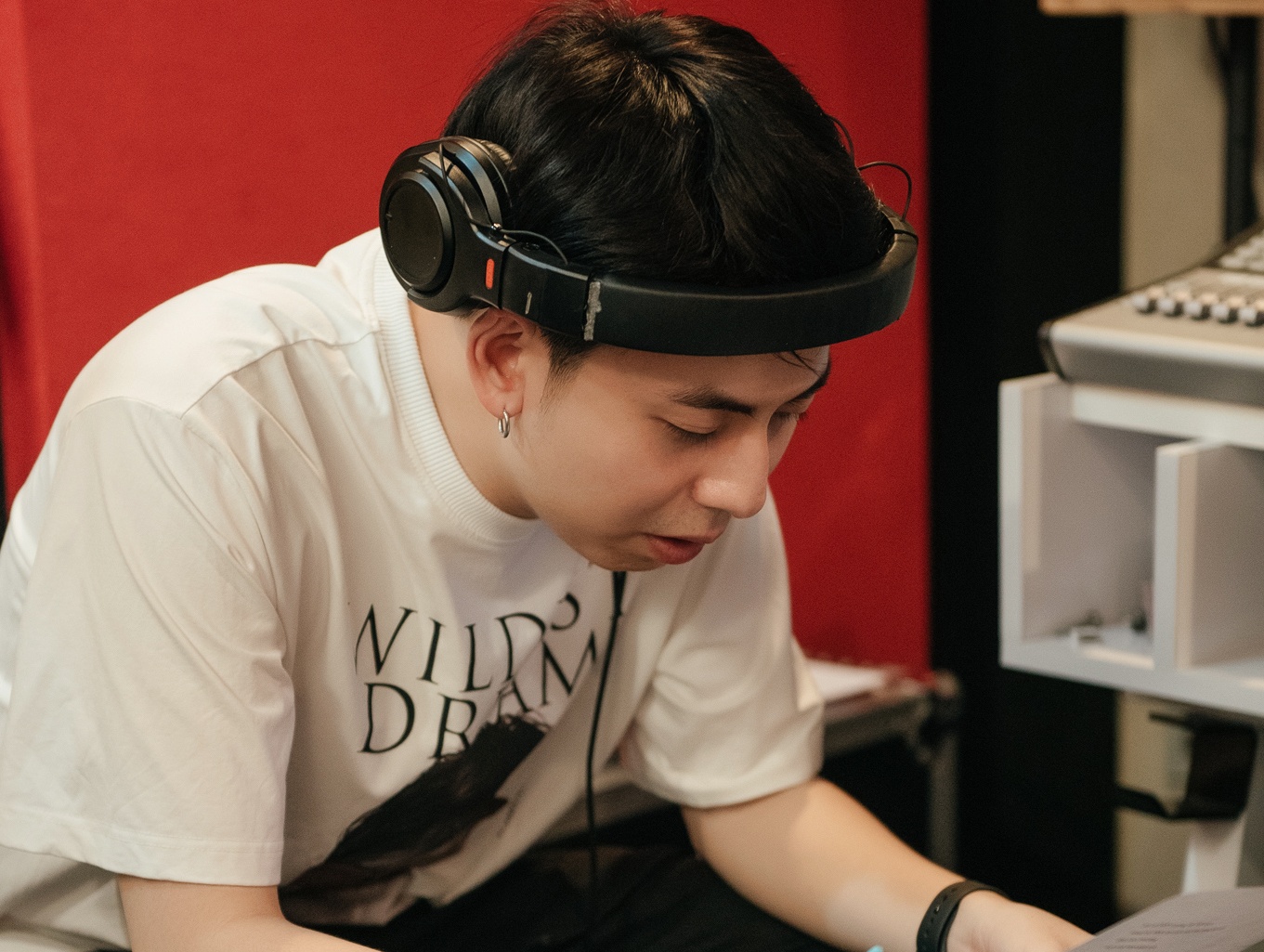 Tac gia 'Nguoi am phu' viet ca khuc tuyen truyen chong dich Covid-19 hinh anh