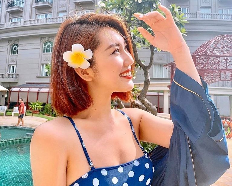 Thuy Ngan ve que tranh dich anh 3