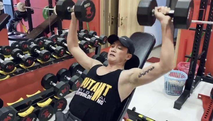 Quoc Truong cham tap gym, nau an o biet thu 700 m2 hinh anh