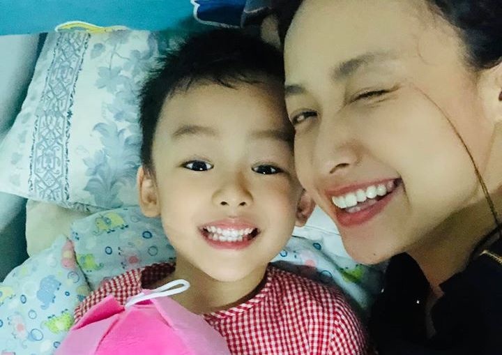 Le Be La gap lai con sau thoi gian xa cach hinh anh