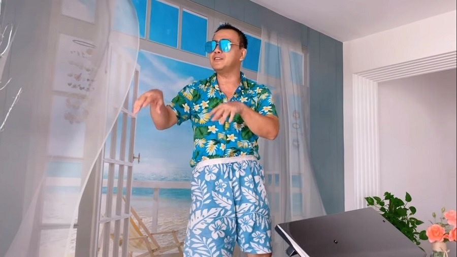 Quyen Linh mac quan ao hoa, dan hat ve bien khi cach ly o nha hinh anh