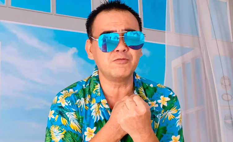 Quyen Linh khoe tai dan va hat hinh anh