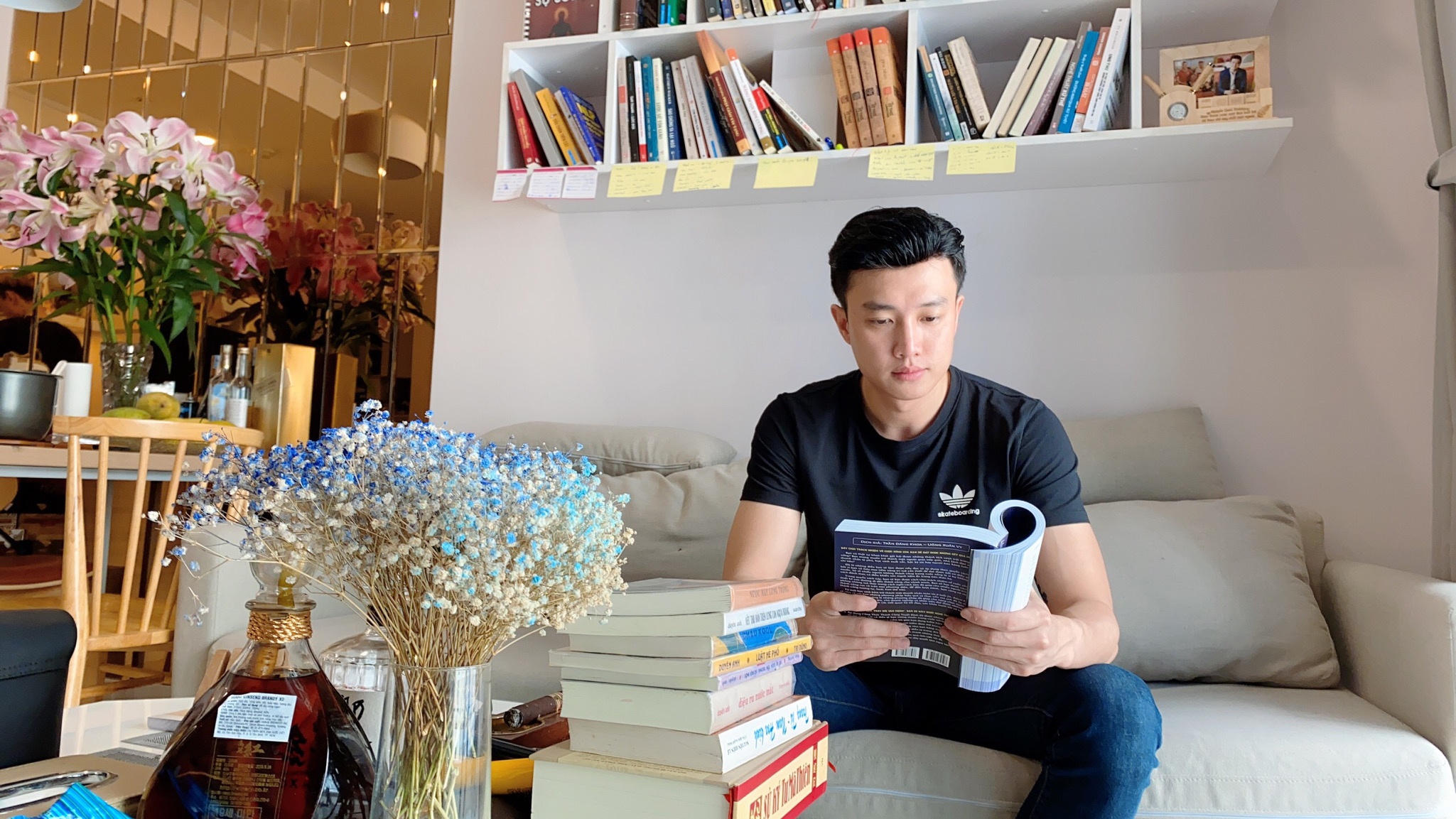 Quoc Truong doc sach anh 2