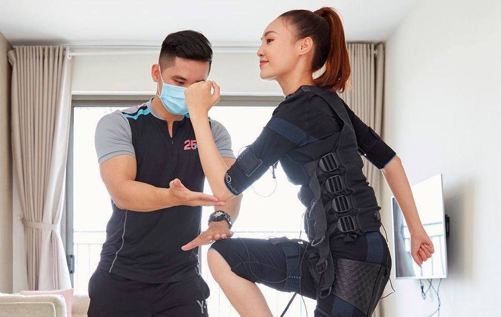 Lan Ngoc co thay day rieng o nha de duy tri vong eo 54 cm hinh anh