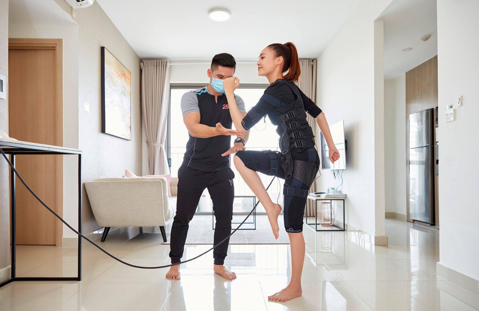 Lan Ngoc tap voi huan luyen vien anh 1