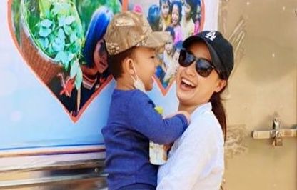 Le Be La dua con trai 5 tuoi di tu thien o 4 buon lang hinh anh