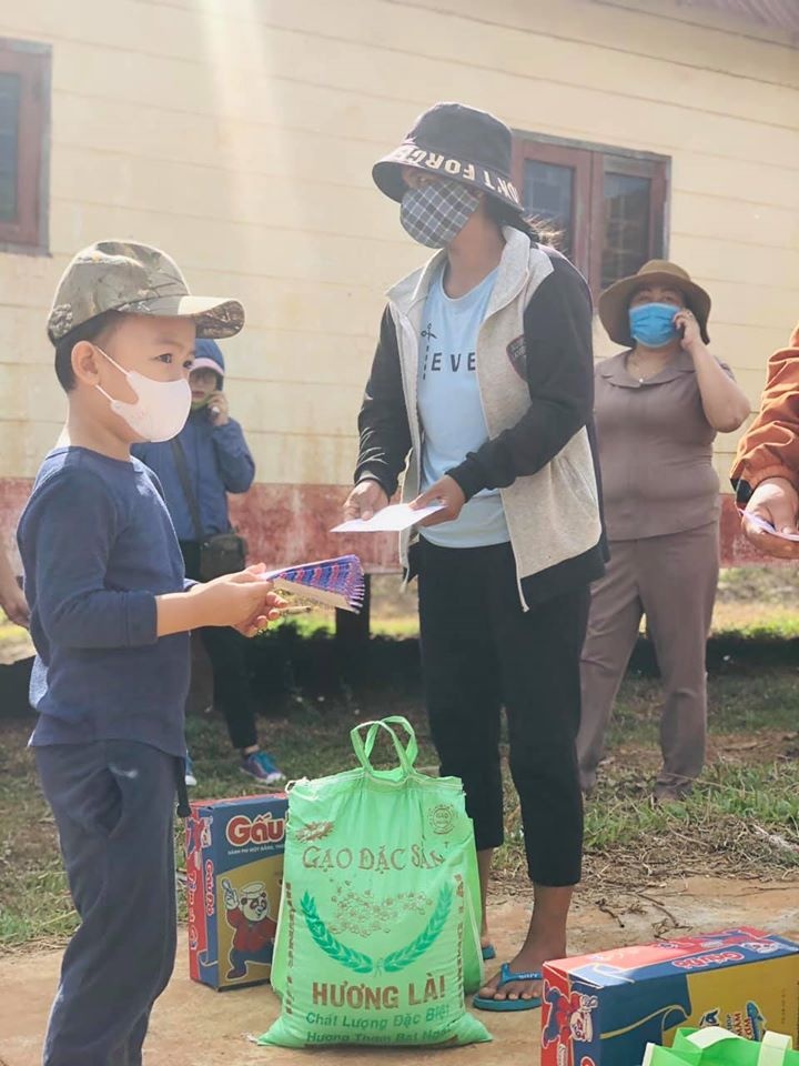 Lê Bê La đưa con đi từ thiện ảnh 1 Le Be La dua con di tu thien anh 1