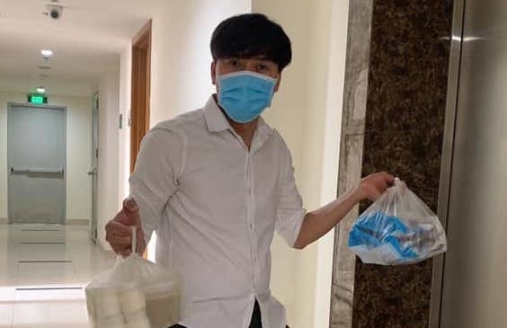 Quach Ngoc Tuyen va vo kem 10 tuoi ban hang online hinh anh