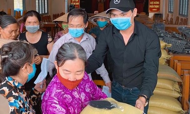 Minh Luan ve mien Tay phat 4,5 tan gao hinh anh