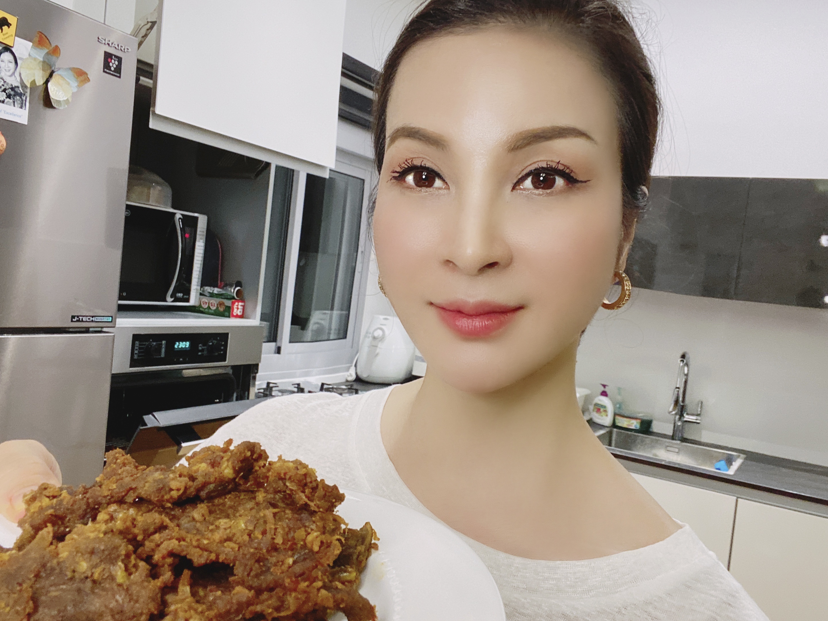 MC Thanh Mai, Minh Tu bi ket o nuoc ngoai vi dich benh hinh anh