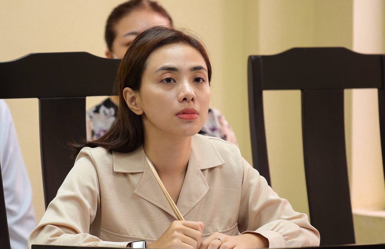 Nu ca si Miko Lan Trinh va ong bau Hoang Vu ra toa sau 7 nam hinh anh