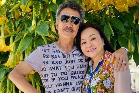 Cuoc song cua danh ca Huong Lan o My hinh anh