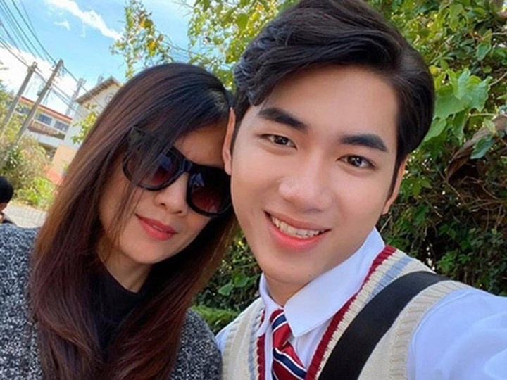 Ca si Viet tranh chap voi ong bau anh 5